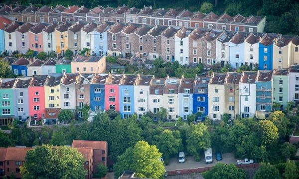 Stamp duty deadline and economic gloom dampen UK housing market